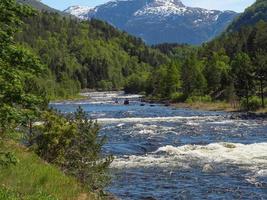 das kleine dorf eidfjord im norwegischen hardangerfjord foto