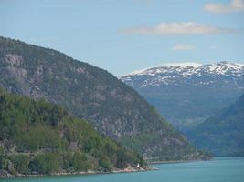 das kleine dorf eidfjord im norwegischen hardangerfjord foto