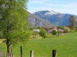 das kleine dorf eidfjord im norwegischen hardangerfjord foto