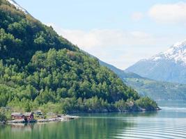 das kleine dorf eidfjord im norwegischen hardangerfjord foto