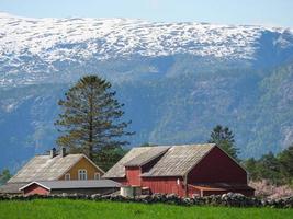 das kleine dorf eidfjord im norwegischen hardangerfjord foto