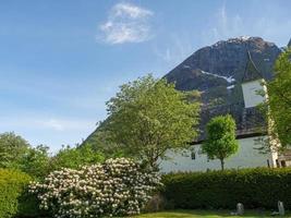 das kleine dorf eidfjord im norwegischen hardangerfjord foto