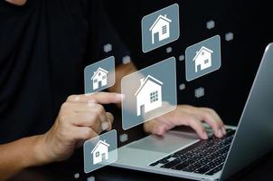 Immobilienkonzeptgeschäft, Hausratversicherung und Immobilienschutz. Kaufen und verkaufen Sie Häuser und Immobilien online auf einem virtuellen Bildschirm. foto