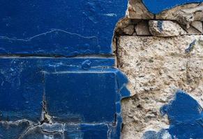 die blau verputzte Wand zersplitterte durch den Aufprall. foto
