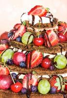 Schokoladenkuchen mit Beeren