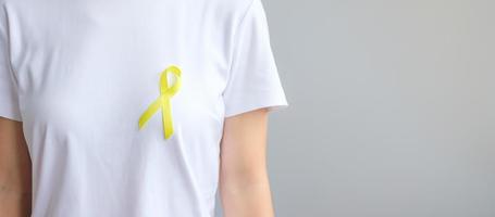 gelbes band zur unterstützung lebender und kranker menschen. september tag der selbstmordprävention, konzept des bewusstseinsmonats für kindheit, sarkom und knochenkrebs foto