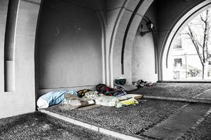 obdachlos, decken, wohltätigkeit, armut, unter einer brücke foto