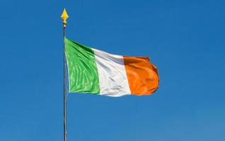 Irland-Flagge weht in den blauen Himmel foto