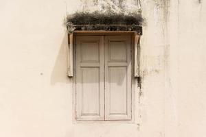 altes Vintage-Fenster abgenutzte Holztür foto