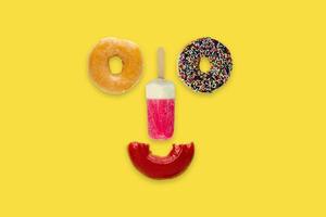 zwei Donuts mit Eiscreme und halbe Donut-Sets als Gesicht foto