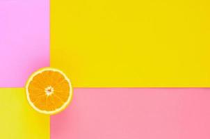 Orangenfrucht in Scheiben schneiden, die auf buntem Hintergrund für die Sommerzeit isoliert ist. foto
