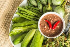 Chilipaste und Ei mit gebratener Makrele, pflanzliches thailändisches Essen foto