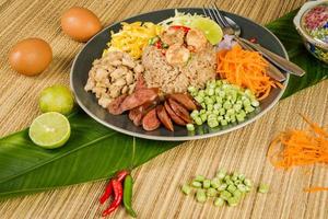 Braten Sie Reis mit der Garnelenpaste, thailändischem Essen foto