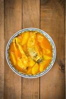 südthailändisches würzig-saures gelbes Curry mit Wolfsbarsch und Kokossprossen, saure Suppe aus Tamarindenpaste oder Kurkuma. foto