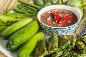 Chilipaste und Ei mit gebratener Makrele, pflanzliches thailändisches Essen foto