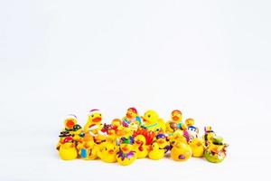 Badeente auf weißem Hintergrund Entenspielzeug niedliche Gummiente foto