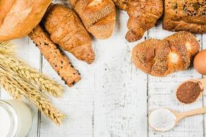 Bäckerei auf weißem Hintergrund Holz verschiedene Brotsorten foto