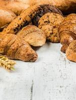 Bäckerei auf weißem Hintergrund Holz verschiedene Brotsorten foto