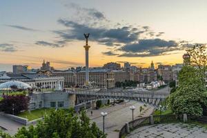 blick auf den unabhängigkeitsplatz mit dramatischen wolken bei sonnenuntergang, kiew, kiew, ukraine foto
