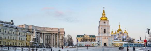 winter sonnenuntergang blick auf st. Michaelskathedrale und Außenministerium in Kiew, Ukraine foto