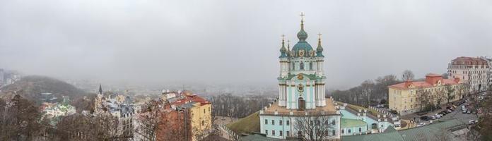 Luftaufnahme an einem nebligen Tag in st. andreaskirche, kiew, ukraine foto