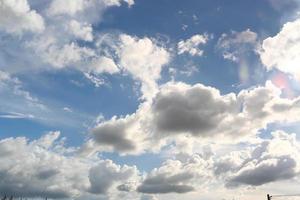 der himmel mit wolken morgens, abends. foto