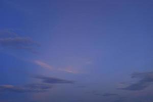 der himmel mit wolken morgens, abends. foto