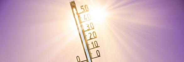 Thermometer mit Celsius-Skala, das extrem hohe Temperaturen anzeigt. foto