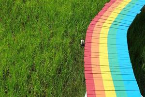 alter holzsteg in beizenden farben gestrichen. foto