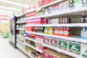 abstrakte unscharfe Weinschnapsflaschen in den Regalen für alkoholische Getränke im Supermarkt foto