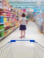 weibliches Einkaufen im Supermarkt foto