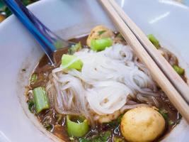 Fleischbällchen-Nudelsuppe nach thailändischer Art foto