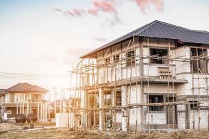 Bau neues Wohnhaus im Gange auf der Baustelle foto