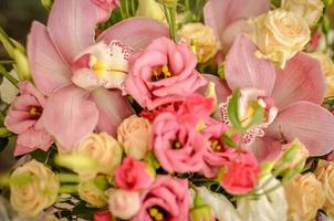 Blumenstrauß mit Orchideen und Rosen auf einer schönen Hintergrundnahaufnahme foto