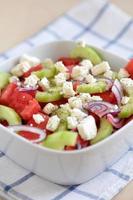 Wassermelonensalat mit Feta, Gurke und roten Zwiebeln foto