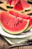 frische Wassermelonenscheiben auf dem Teller