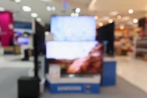 elektronisches kaufhaus zeigt fernsehfernseher und haushaltsgerät mit bokeh licht verschwommenem hintergrund foto
