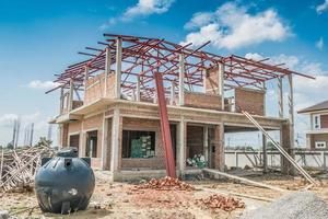 Hausbaustruktur auf der Baustelle mit Wolken und blauem Himmel foto