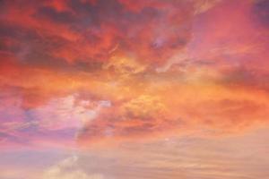 roter Himmelshintergrund. Naturhintergrund. Dramatische Wolken am Himmel in roten Farben foto