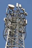 Telekommunikationsturm mit Antennen foto