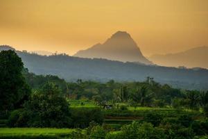 Morgenpanorama in einem kleinen Dorf mit einem wunderschönen Berg foto