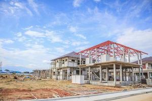 Bau neues Wohnhaus im Gange auf der Baustelle foto