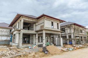 Bau neues Wohnhaus im Gange auf der Baustelle foto