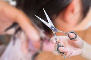 friseur, der haare im schönheitssalon schneidet foto