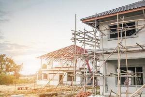 Bau neues Wohnhaus im Gange auf der Baustelle foto