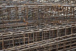 Stahlbewehrung für Stahlbeton auf der Baustelle foto