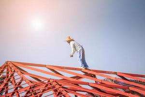 schweißer, die stahlrahmenkonstruktion des hausdaches auf der baustelle installieren foto