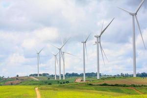 Windkraftanlagen mit Wolken und Himmel foto