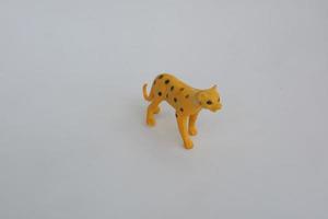 gelbes Spielzeug in Leopardenform aus Kunststoff foto