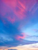 Sonnenuntergang rot orange lila Wolke auf hellem und dunklem Himmel foto
